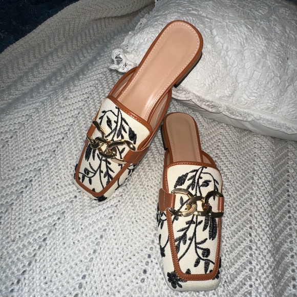 Source Unknown Shoes - Chic Tan and Black Embroidered Women's Mules nwot
